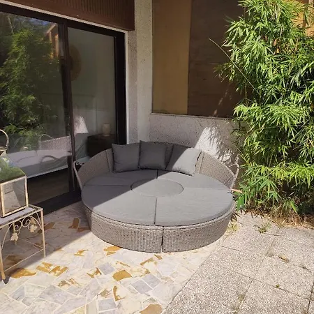 Garden Flat In Apartment *
